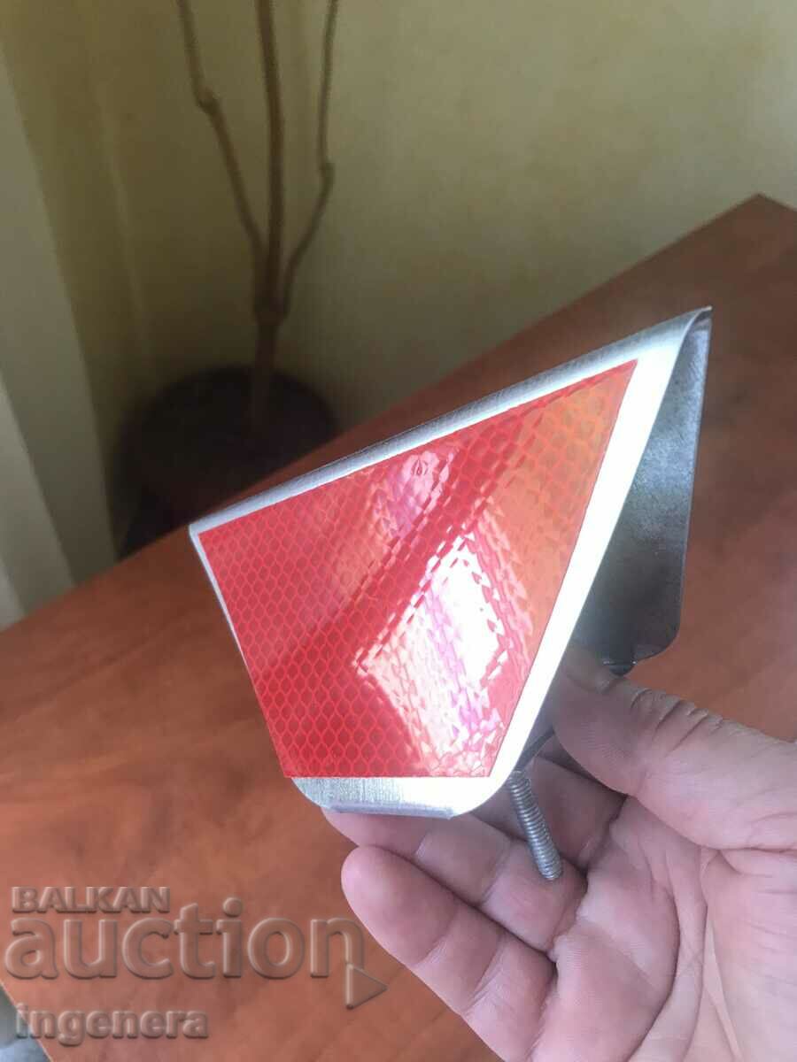 Delivery of REFLECTOR REFLECTORS WHITE AND RED NEW