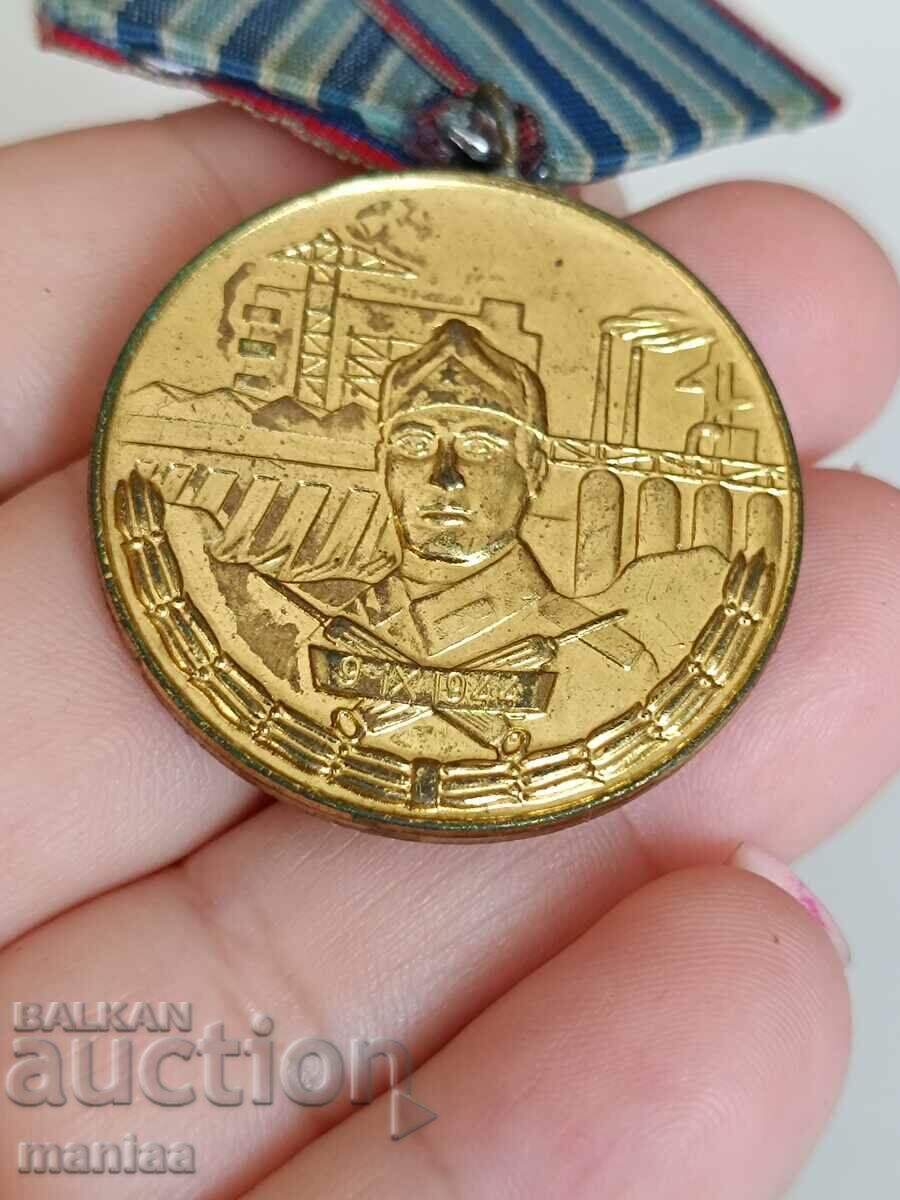 Auction Medal. For 10 years of impeccable service Auction Medal. For 10 years of impeccable service