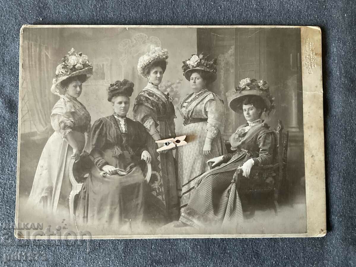 Стара снимка картон Ив. Карастоянов дами с шапки мода