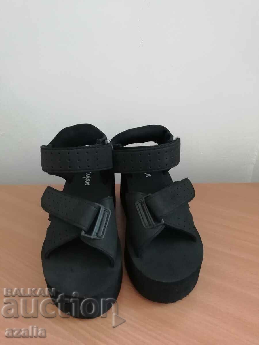 Нови сандали на платформа MADIGAN, размер 35