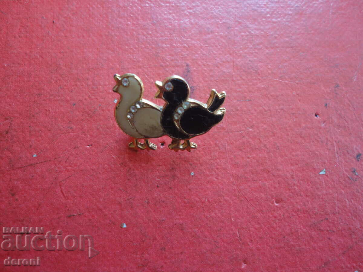 A great brooch with enamel and stones 76 with price 10.00 BGN | € 5.11 A great brooch with enamel and stones 76 with price 10.00 BGN | € 5.11