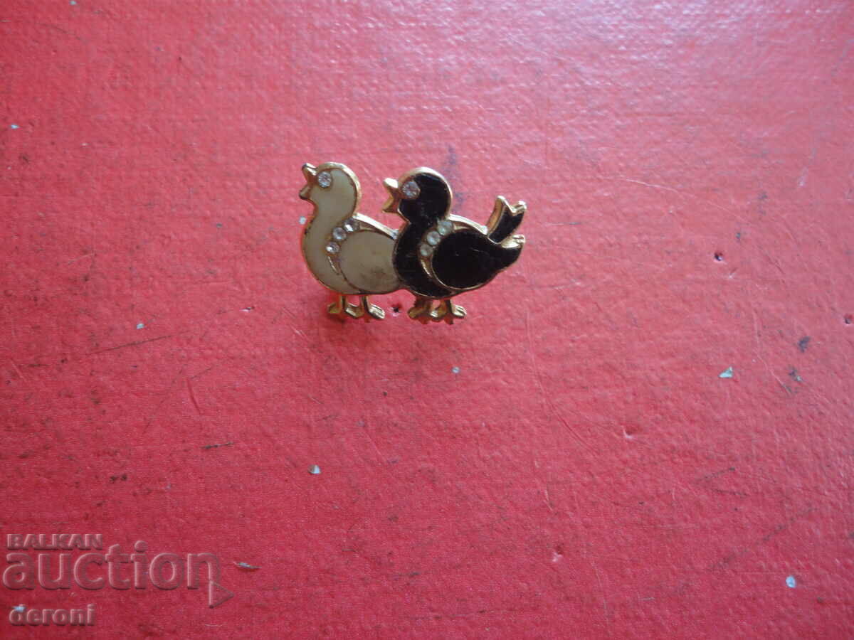 Auction A great brooch with enamel and stones 76 Auction A great brooch with enamel and stones 76