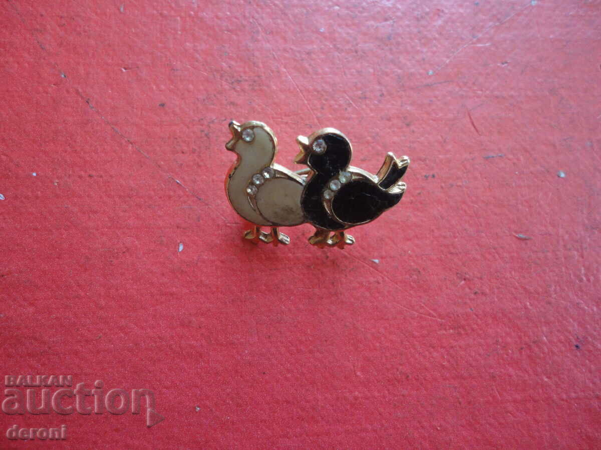 A great brooch with enamel and stones 76 - 5 A great brooch with enamel and stones 76 - 5