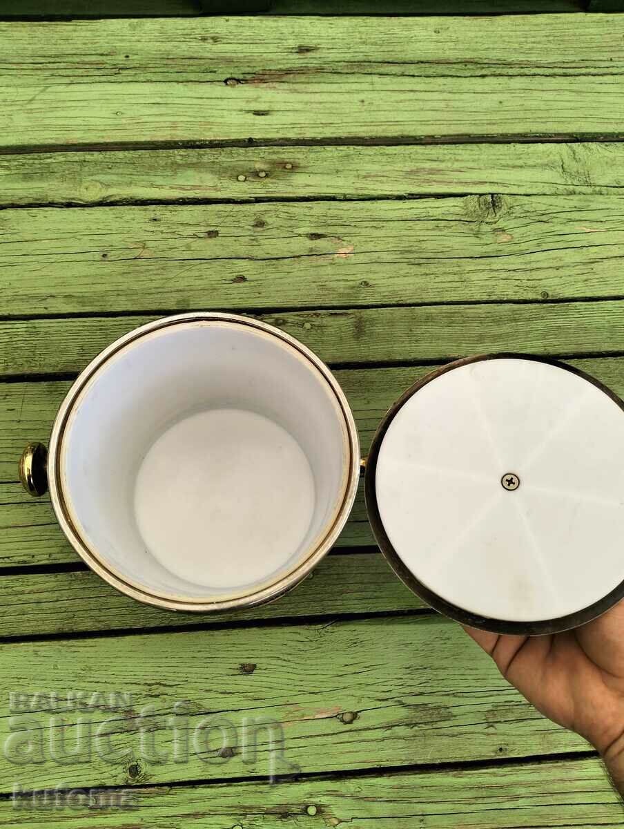 An old refrigerator with price 29.99 BGN | € 15.33 An old refrigerator with price 29.99 BGN | € 15.33