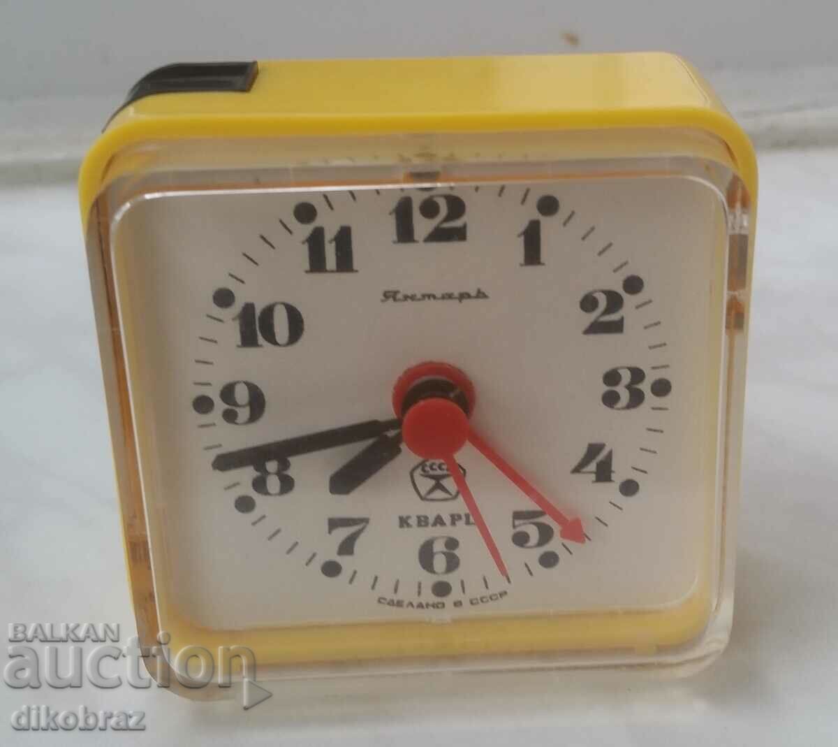 Table clock Amber/quartz - made in the USSR from a penny