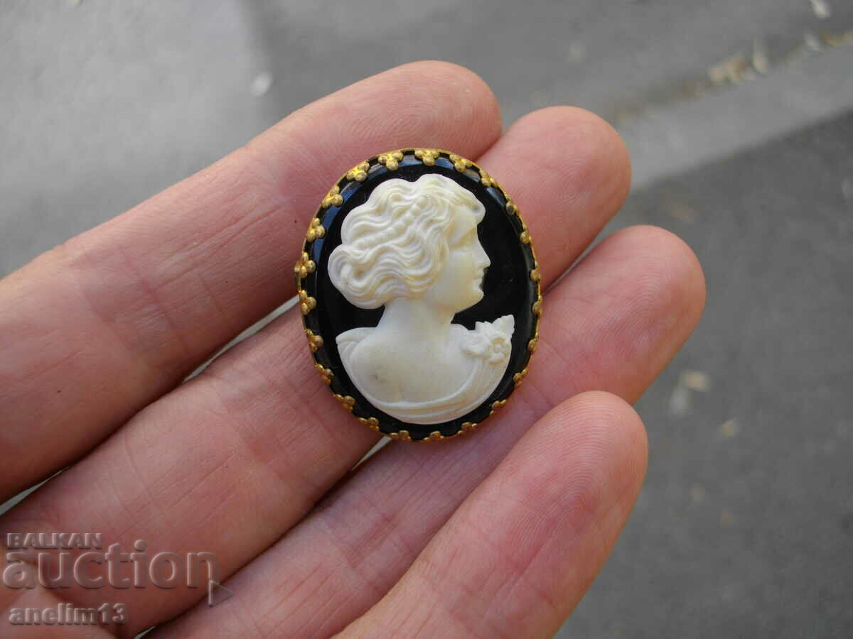 OLD CAMEO BROOCH with price 30.00 BGN | € 15.34 OLD CAMEO BROOCH with price 30.00 BGN | € 15.34