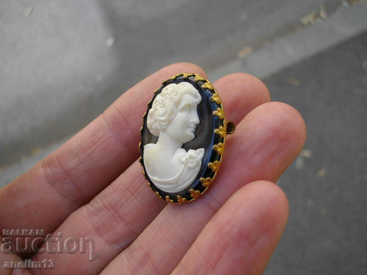 Auction OLD CAMEO BROOCH Auction OLD CAMEO BROOCH