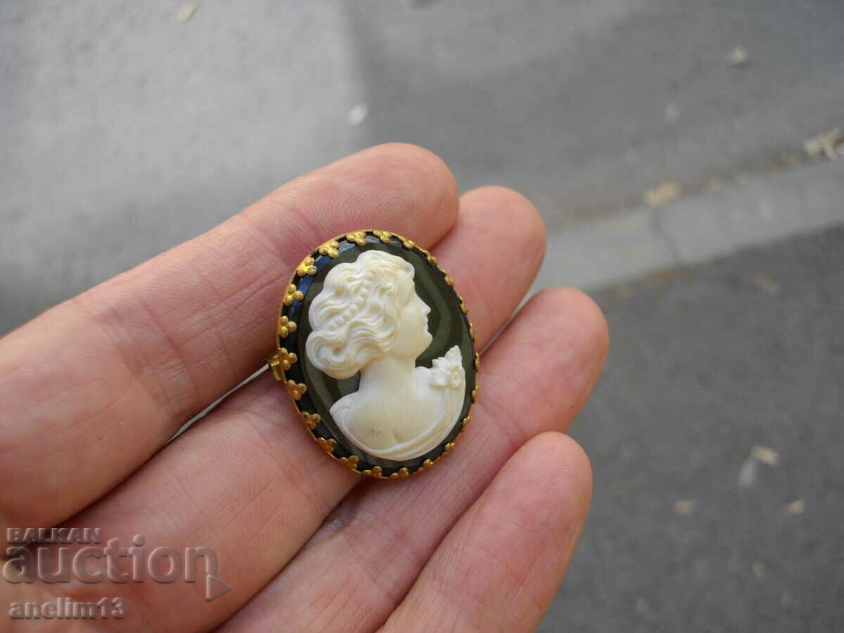 Delivery of OLD CAMEO BROOCH Delivery of OLD CAMEO BROOCH