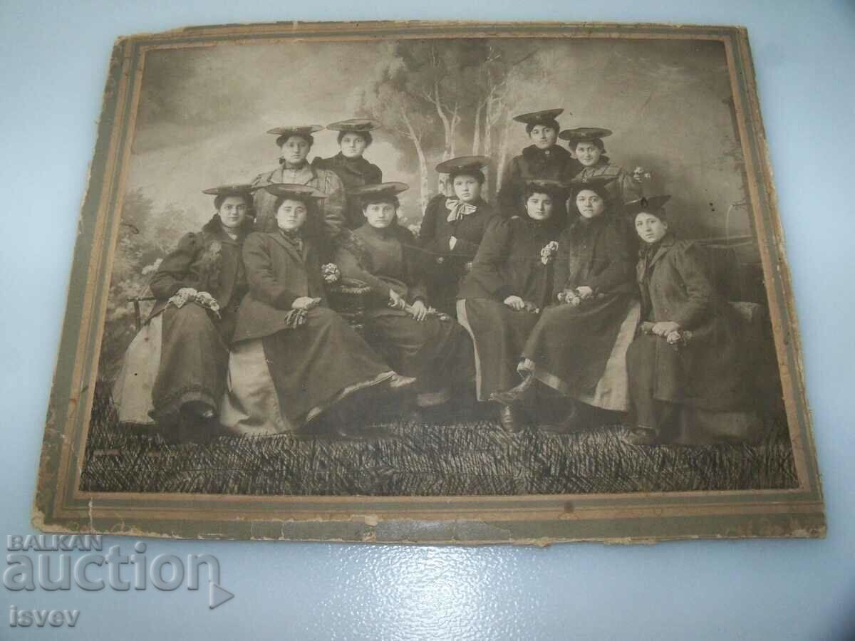 Beautiful large old photo on cardboard, ladies collection
