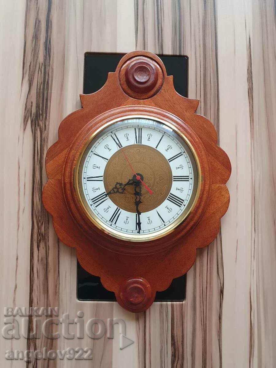 Красив дървен стенен часовник РАБОТЕЩ!