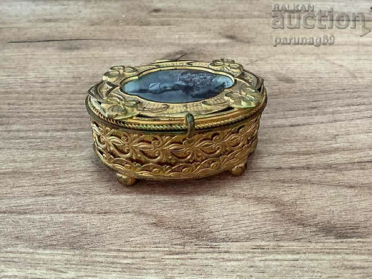 Licitație Austro-Ungaria BONBONNIERA 1913 cu fotografia regelui FERDINAND I Licitație Austro-Ungaria BONBONNIERA 1913 cu fotografia regelui FERDINAND I