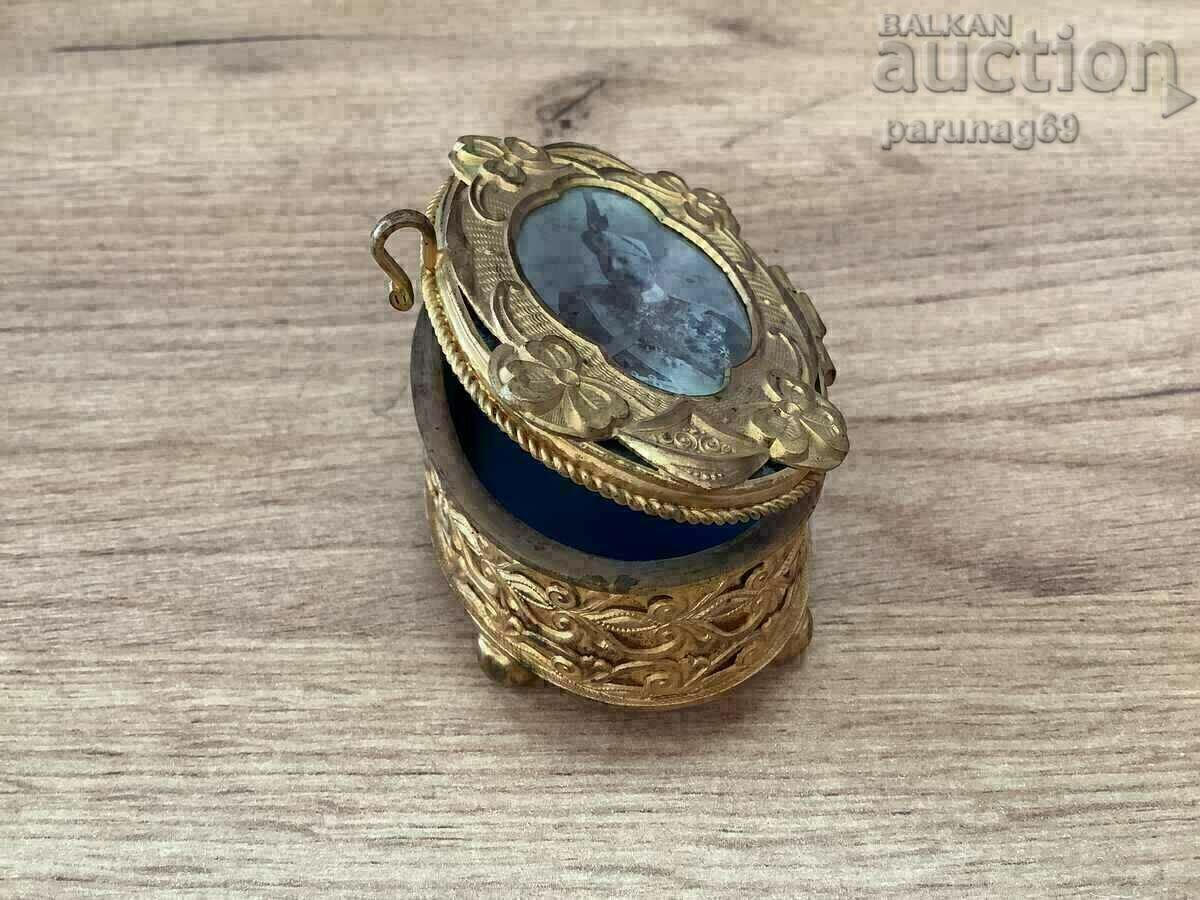 Livrarea Austro-Ungaria BONBONNIERA 1913 cu fotografia regelui FERDINAND I Livrarea Austro-Ungaria BONBONNIERA 1913 cu fotografia regelui FERDINAND I