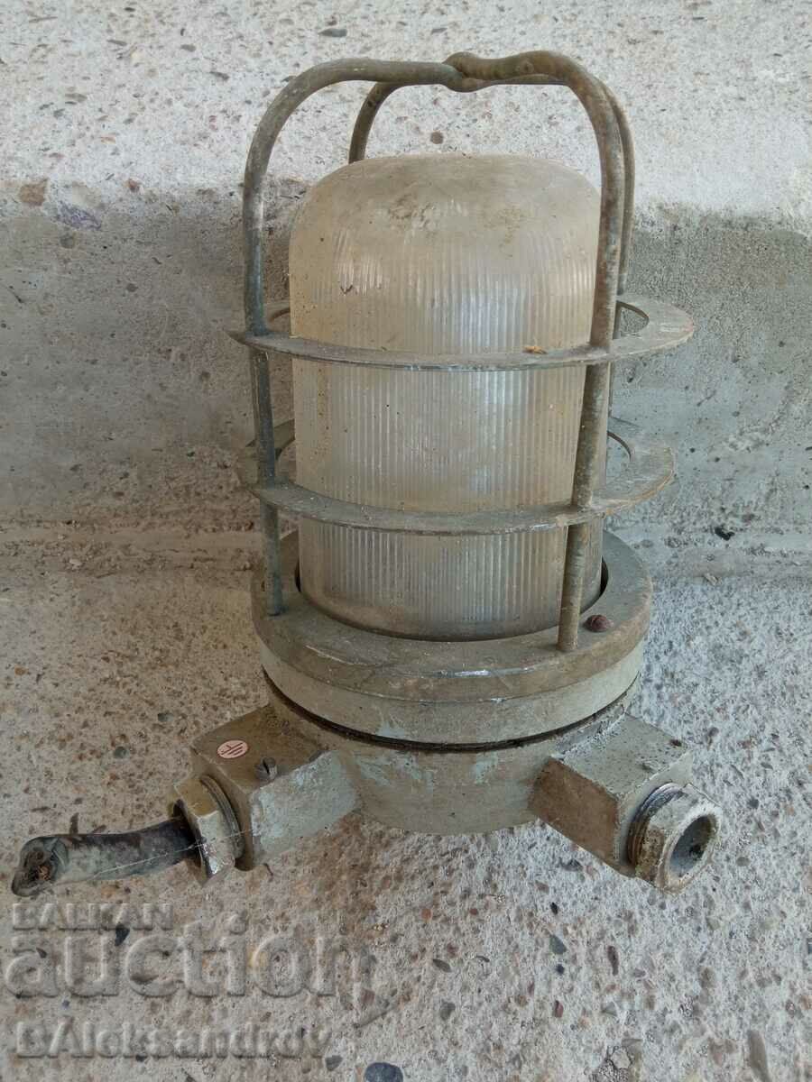 Стара противоудърна лампа