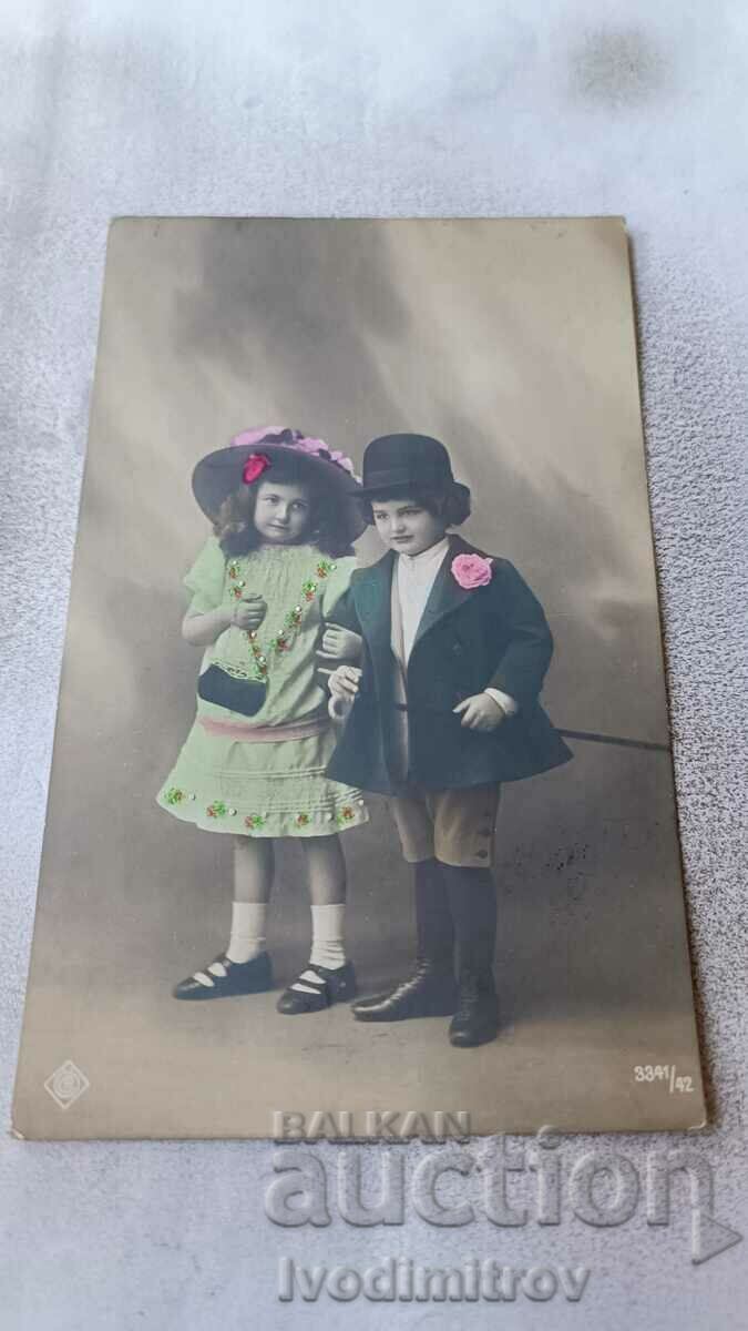 Пощенска картичка Малко момиченце и малко момченце 1912