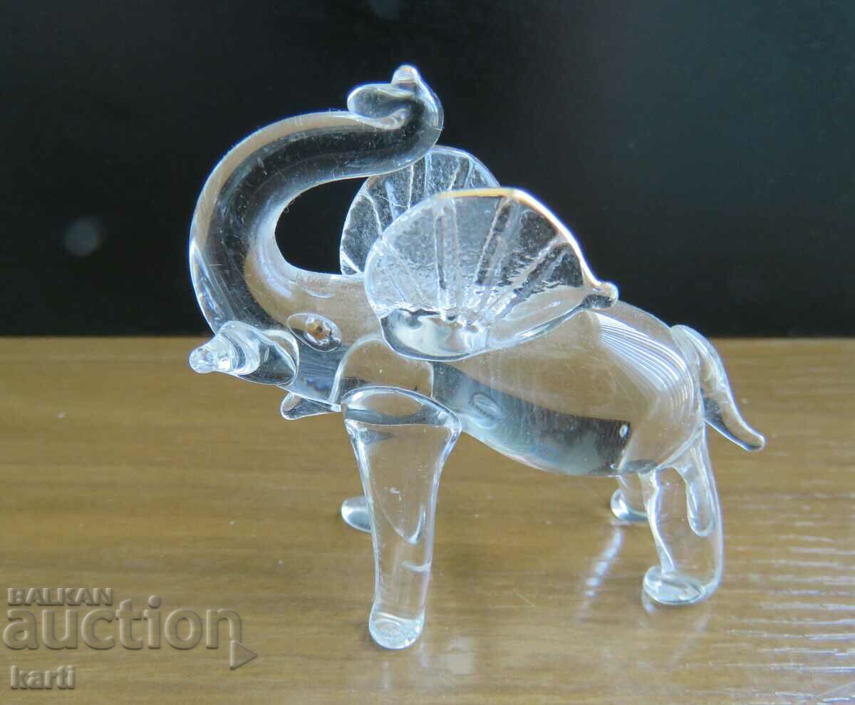 Figura de elefant de sticlă