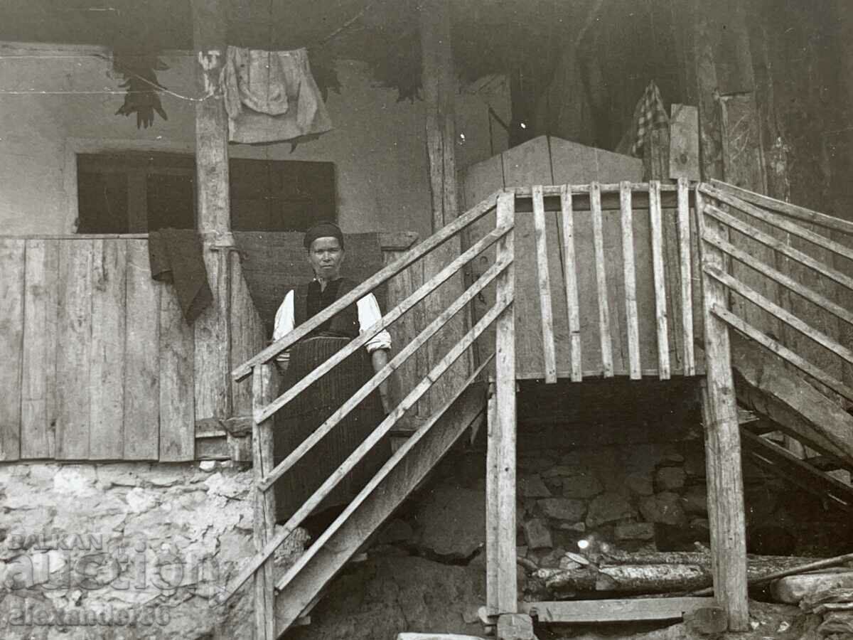 Belovo Old house old photo with price 10.00 BGN | € 5.11 Belovo Old house old photo with price 10.00 BGN | € 5.11