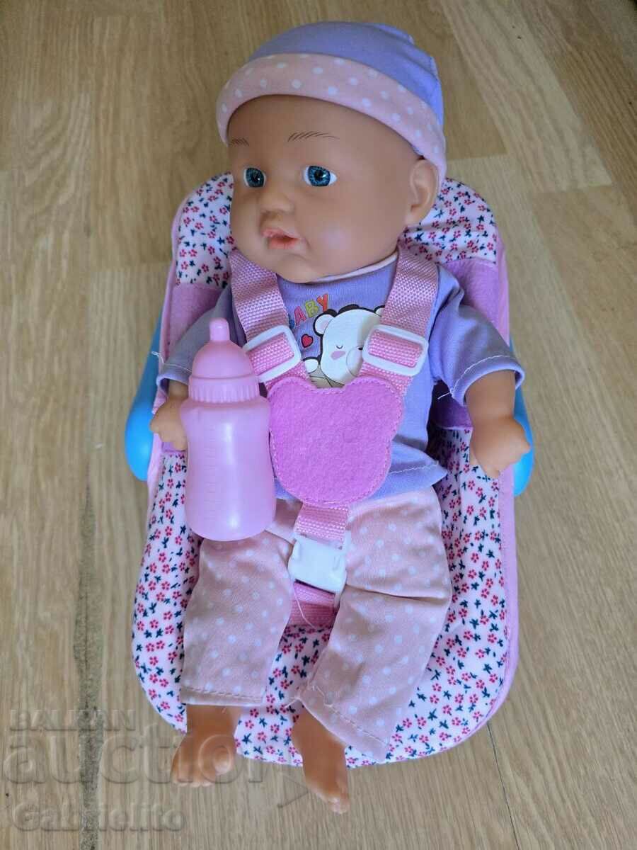 Bebeluș cu șezlong și biberon