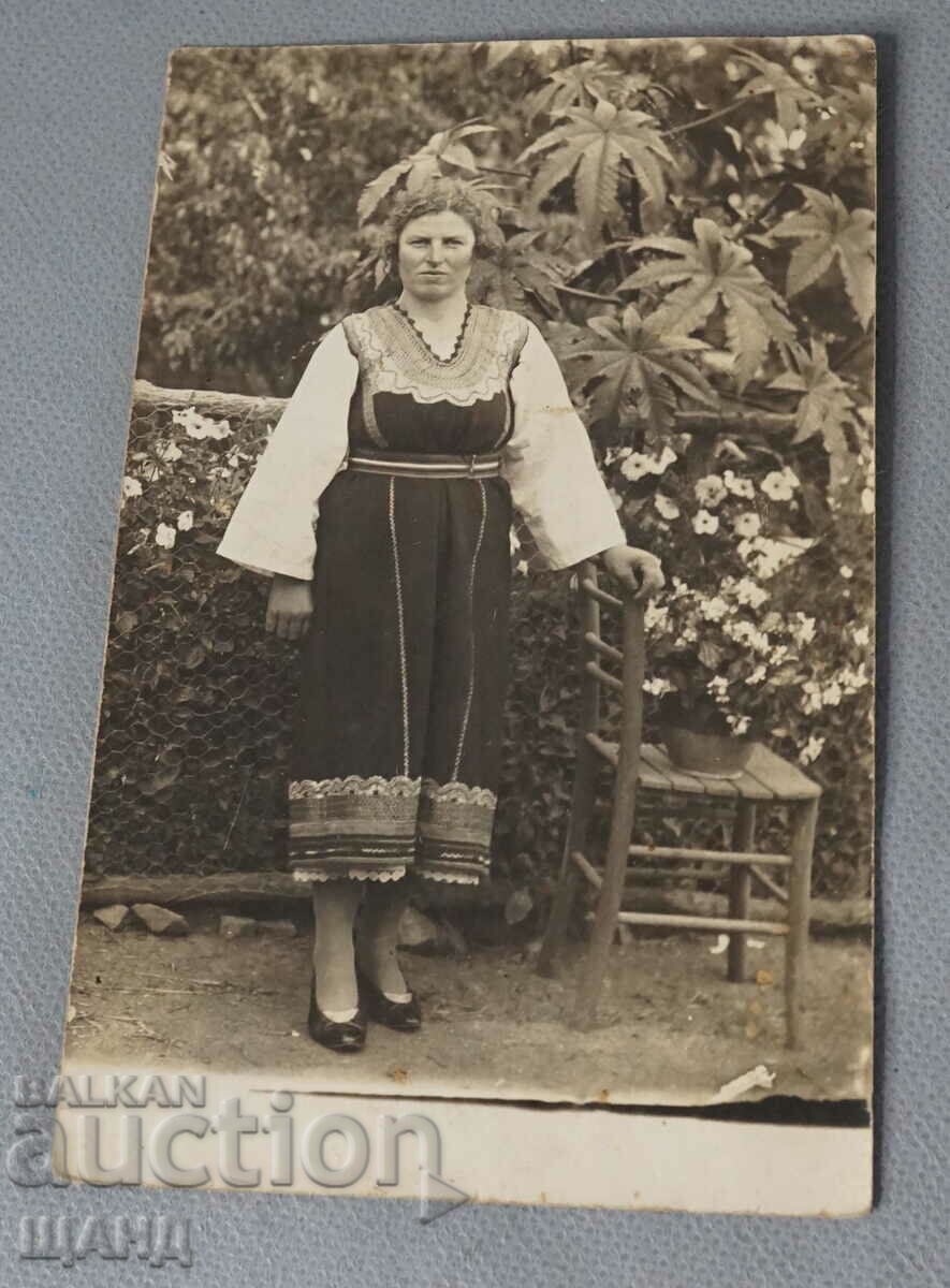 Παλιά καρτ ποστάλ Φωτογραφία μιας γυναίκας με λαϊκή φορεσιά