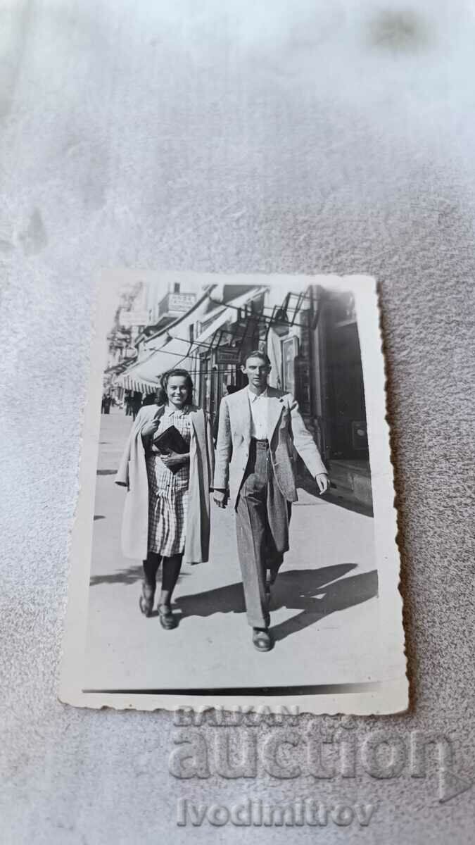 Снимка София Млад мъж и млада жена на разходка