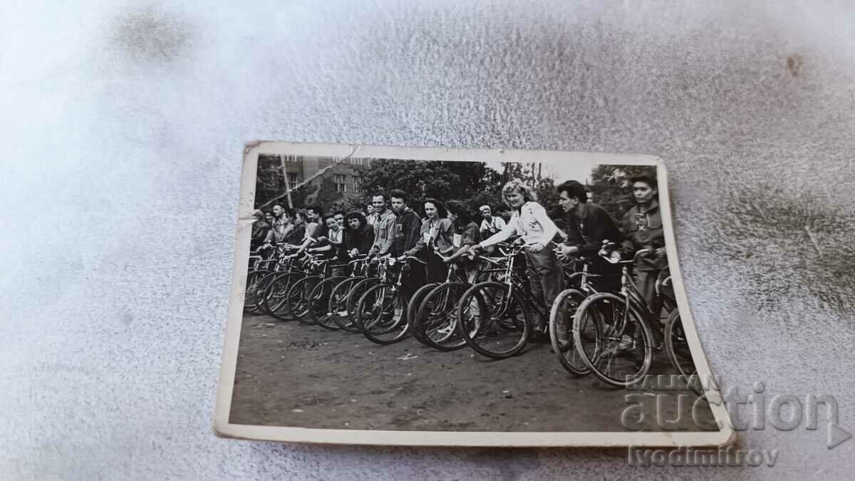 Photo Sofia Young men and women with vintage bicycles on the street