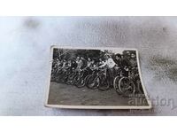 Φωτογραφία Σοφία Νέοι άνδρες και γυναίκες με vintage ποδήλατα στο δρόμο