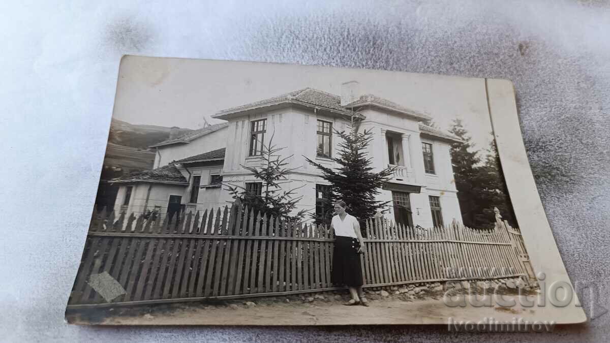 Снимка София Млада жена пред двуетажна еднофамилна къща 1931