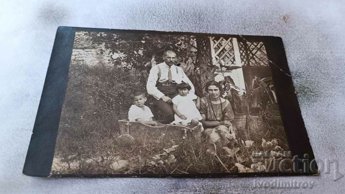 Κα Σοφία Άνδρας, γυναίκα, αγόρι και κορίτσι στην αυλή του σπιτιού της, 1924