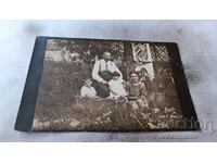 С-ка София Мъж жена момче и момиче в двора на къщата си 1924