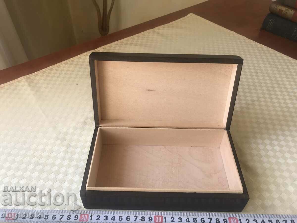 Аукцион КУТИЯ ДЪРВО ПИРОГРАФ РИСУНЪК СТАРИННА ОТ СОЦА МОСТРА