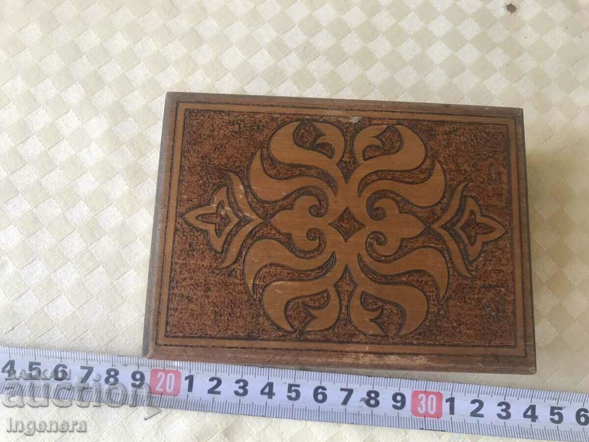 КУТИЯ ДЪРВО ПИРОГРАФ РИСУНЪК СТАРИННА ОТ СОЦА МОСТРА с цена 32.00 лв. | € 16.36 КУТИЯ ДЪРВО ПИРОГРАФ РИСУНЪК СТАРИННА ОТ СОЦА МОСТРА с цена 32.00 лв. | € 16.36