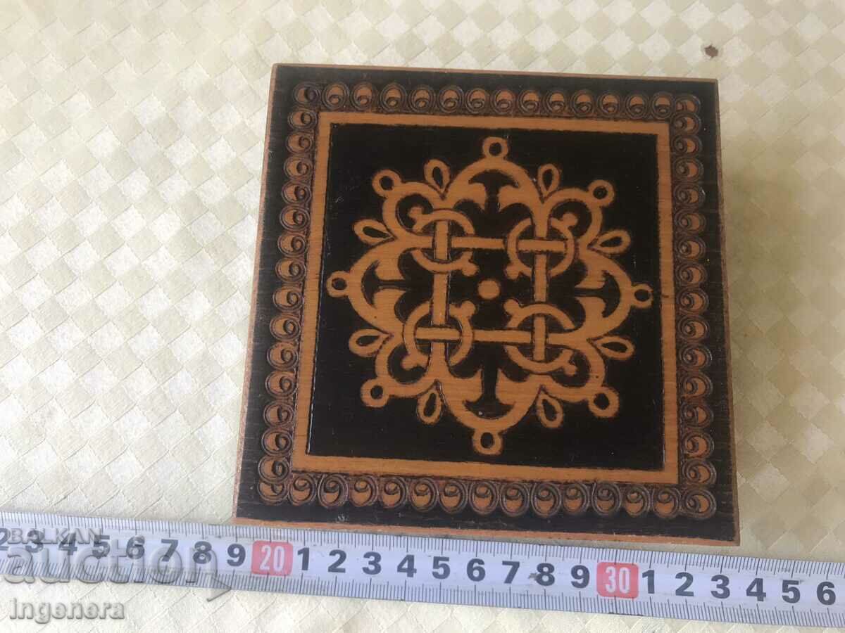 CUTIE LEMN PIROGRAF DESEN ANTICHI DIN SOCA MOSTRA cu preț 35.00 BGN | € 17.90 CUTIE LEMN PIROGRAF DESEN ANTICHI DIN SOCA MOSTRA cu preț 35.00 BGN | € 17.90