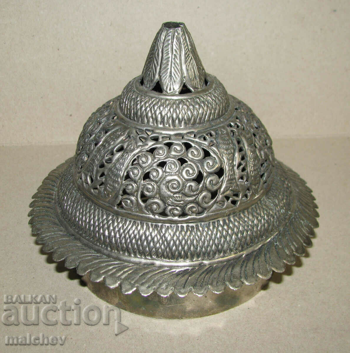 Capac metalic lucrat manual pentru o oală cu aromă orientală