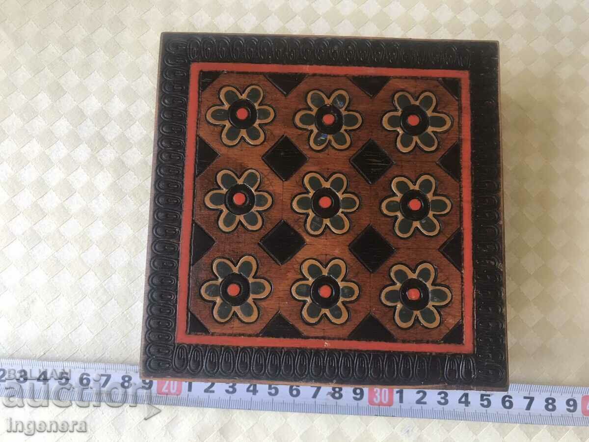 КУТИЯ ДЪРВО ПИРОГРАФ РИСУНЪК СТАРИННА ОТ СОЦА МОСТРА с цена 35.00 лв. | € 17.90 КУТИЯ ДЪРВО ПИРОГРАФ РИСУНЪК СТАРИННА ОТ СОЦА МОСТРА с цена 35.00 лв. | € 17.90