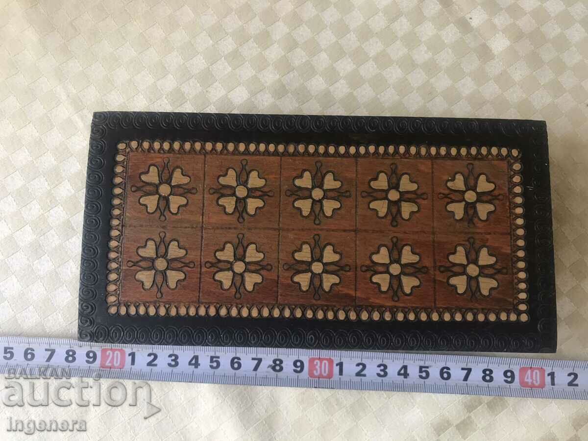 КУТИЯ ДЪРВО ПИРОГРАФ РИСУНЪК СТАРИННА ОТ СОЦА МОСТРА с цена 38.00 лв. | € 19.43 КУТИЯ ДЪРВО ПИРОГРАФ РИСУНЪК СТАРИННА ОТ СОЦА МОСТРА с цена 38.00 лв. | € 19.43