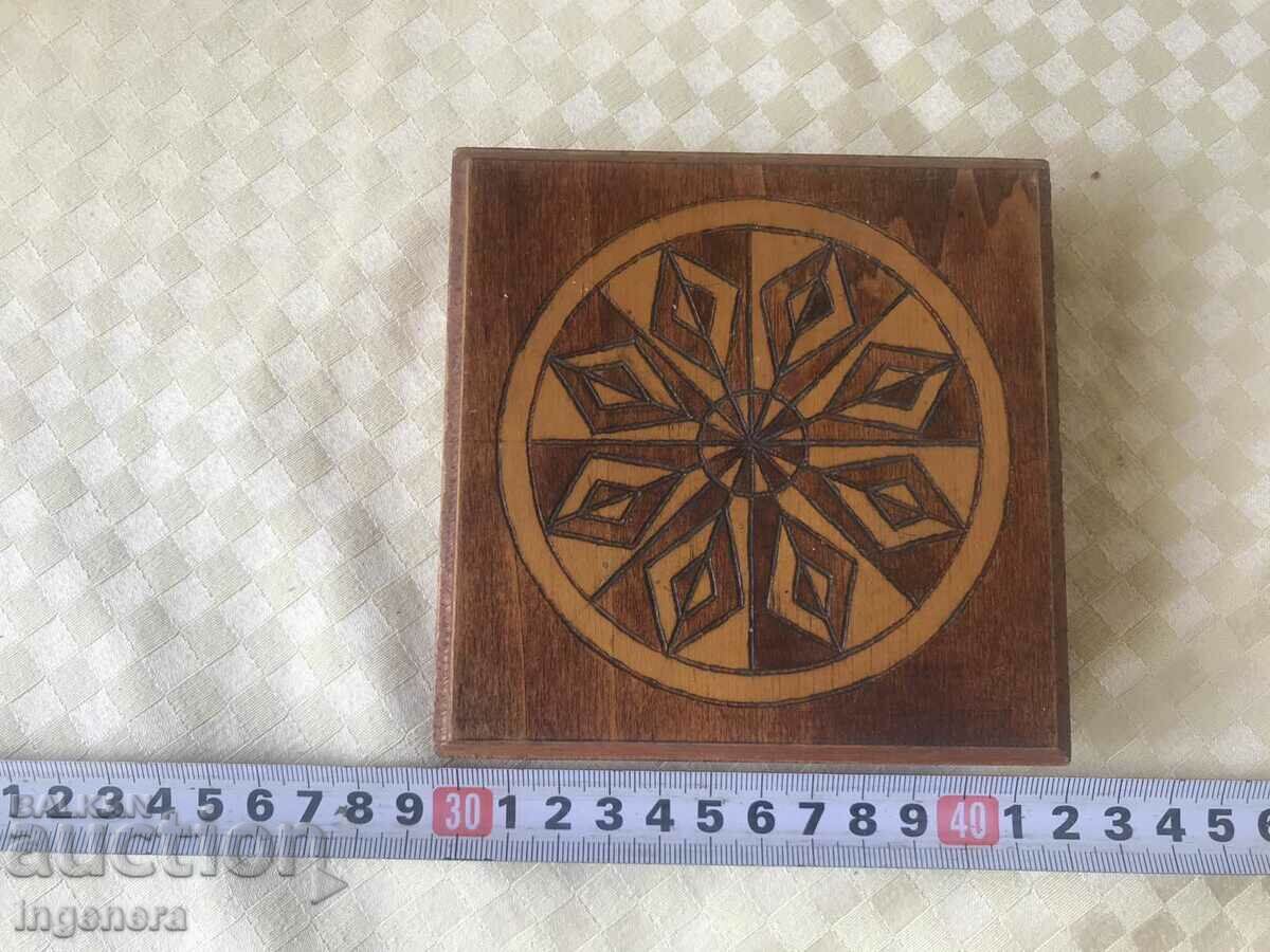 КУТИЯ ДЪРВО ПИРОГРАФ РИСУНЪК СТАРИННА ОТ СОЦА МОСТРА с цена 29.00 лв. | € 14.83 КУТИЯ ДЪРВО ПИРОГРАФ РИСУНЪК СТАРИННА ОТ СОЦА МОСТРА с цена 29.00 лв. | € 14.83