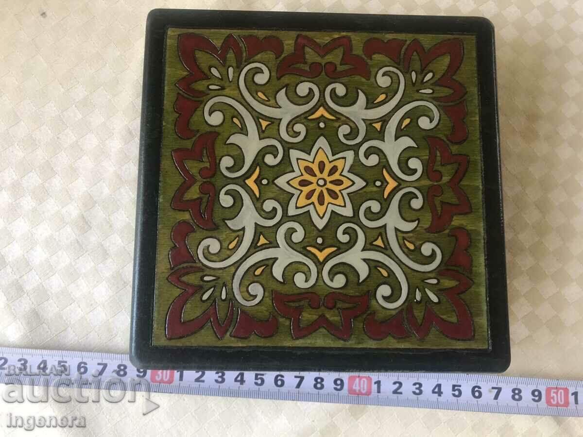 КУТИЯ ДЪРВО ПИРОГРАФ РИСУНЪК СТАРИННА ОТ СОЦА МОСТРА с цена 28.00 лв. | € 14.32 КУТИЯ ДЪРВО ПИРОГРАФ РИСУНЪК СТАРИННА ОТ СОЦА МОСТРА с цена 28.00 лв. | € 14.32