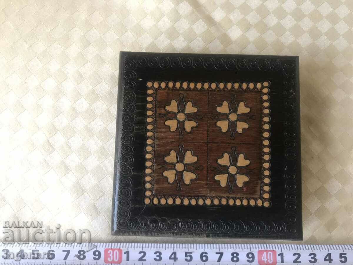 КУТИЯ ДЪРВО ПИРОГРАФ РИСУНЪК СТАРИННА ОТ СОЦА МОСТРА с цена 33.00 лв. | € 16.87 КУТИЯ ДЪРВО ПИРОГРАФ РИСУНЪК СТАРИННА ОТ СОЦА МОСТРА с цена 33.00 лв. | € 16.87