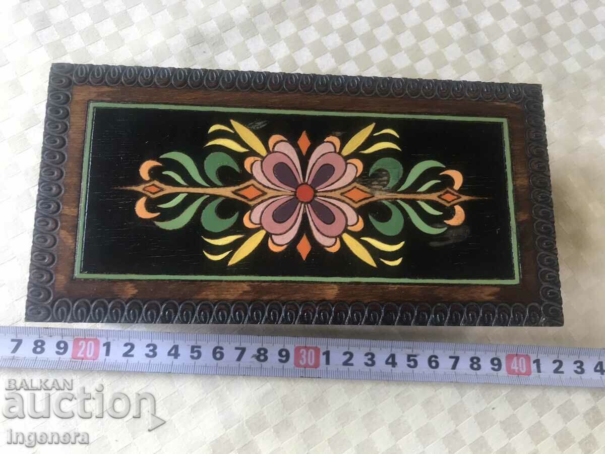 КУТИЯ ДЪРВО ПИРОГРАФ РИСУНЪК СТАРИННА ОТ СОЦА МОСТРА с цена 35.00 лв. | € 17.90 КУТИЯ ДЪРВО ПИРОГРАФ РИСУНЪК СТАРИННА ОТ СОЦА МОСТРА с цена 35.00 лв. | € 17.90