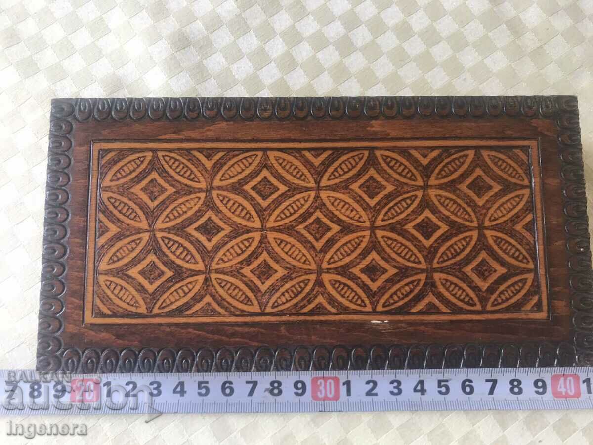 КУТИЯ ДЪРВО ПИРОГРАФ РИСУНЪК СТАРИННА ОТ СОЦА МОСТРА с цена 38.00 лв. | € 19.43 КУТИЯ ДЪРВО ПИРОГРАФ РИСУНЪК СТАРИННА ОТ СОЦА МОСТРА с цена 38.00 лв. | € 19.43