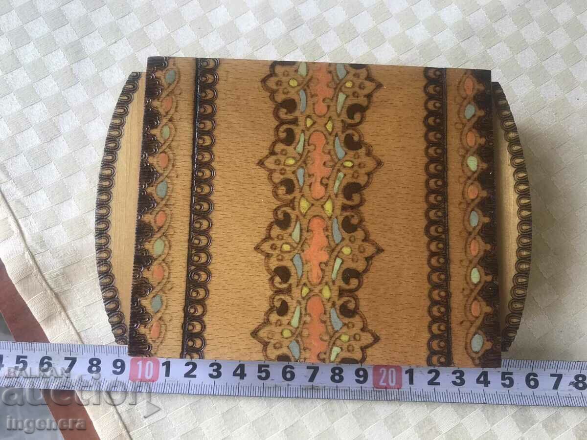 КУТИЯ ДЪРВО ПИРОГРАФ РИСУНЪК СТАРИННА ОТ СОЦА МОСТРА с цена 37.00 лв. | € 18.92 КУТИЯ ДЪРВО ПИРОГРАФ РИСУНЪК СТАРИННА ОТ СОЦА МОСТРА с цена 37.00 лв. | € 18.92