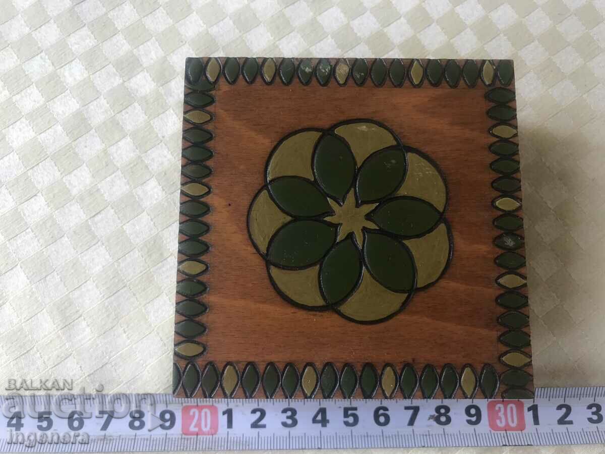 КУТИЯ ДЪРВО ПИРОГРАФ РИСУНЪК СТАРИННА ОТ СОЦА МОСТРА с цена 21.00 лв. | € 10.74 КУТИЯ ДЪРВО ПИРОГРАФ РИСУНЪК СТАРИННА ОТ СОЦА МОСТРА с цена 21.00 лв. | € 10.74