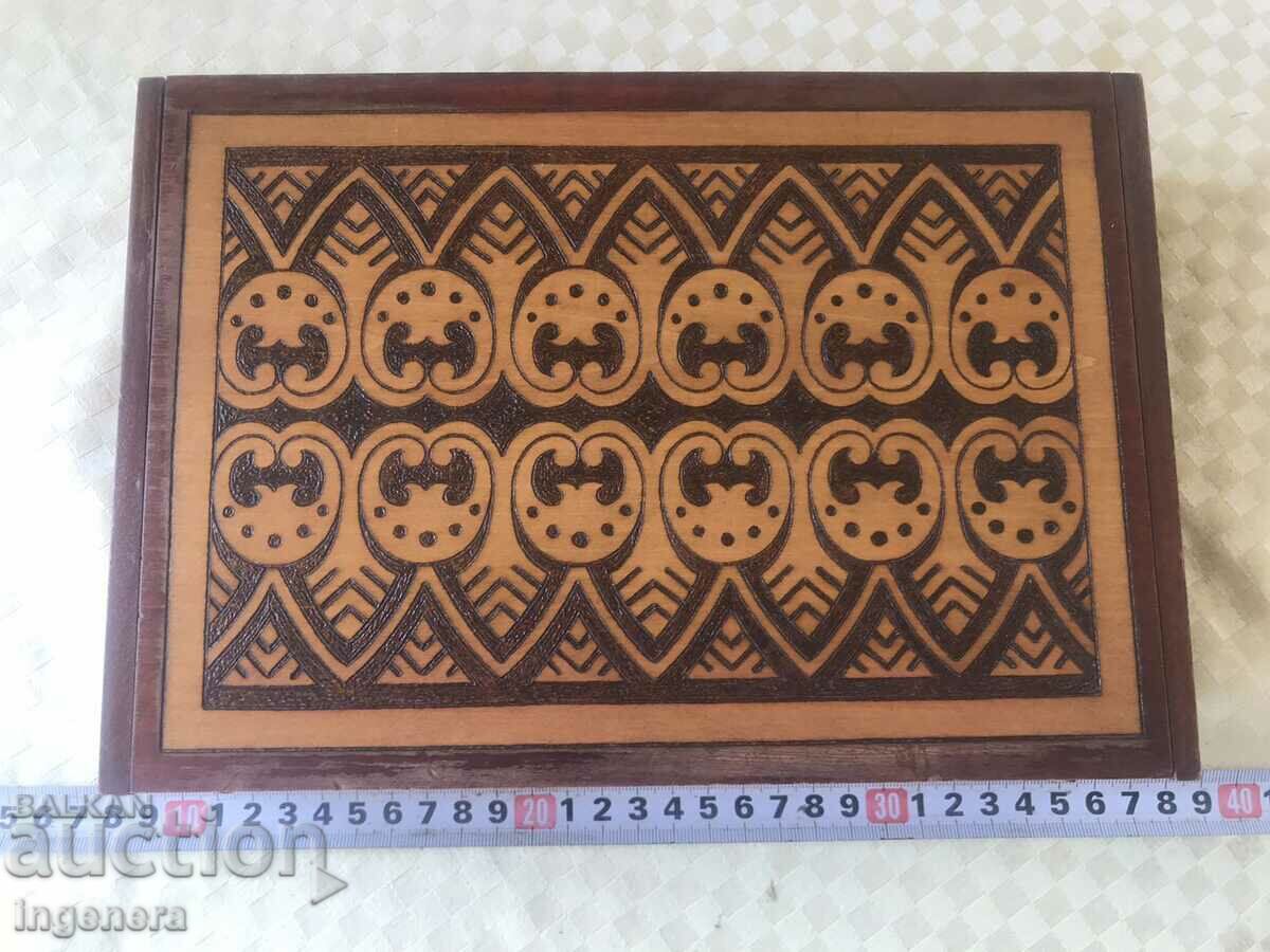 КУТИЯ ДЪРВО ПИРОГРАФ РИСУНЪК СТАРИННА ОТ СОЦА МОСТРА с цена 45.00 лв. | € 23.01 КУТИЯ ДЪРВО ПИРОГРАФ РИСУНЪК СТАРИННА ОТ СОЦА МОСТРА с цена 45.00 лв. | € 23.01