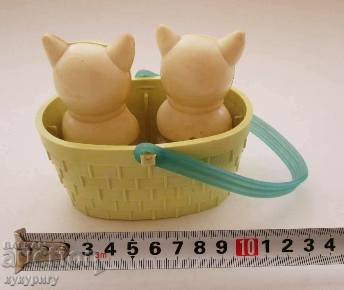 Livrarea Jucărie din plastic pentru copii Old Russian Soc Pisici într-un coș Livrarea Jucărie din plastic pentru copii Old Russian Soc Pisici într-un coș