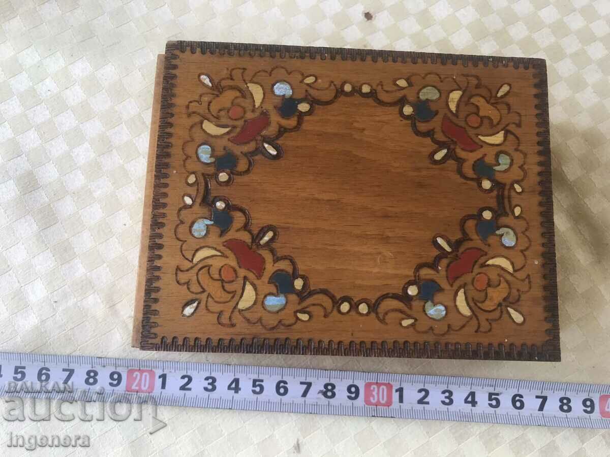 КУТИЯ ДЪРВО ПИРОГРАФ РИСУНЪК СТАРИННА ОТ СОЦА МОСТРА с цена 37.00 лв. | € 18.92 КУТИЯ ДЪРВО ПИРОГРАФ РИСУНЪК СТАРИННА ОТ СОЦА МОСТРА с цена 37.00 лв. | € 18.92