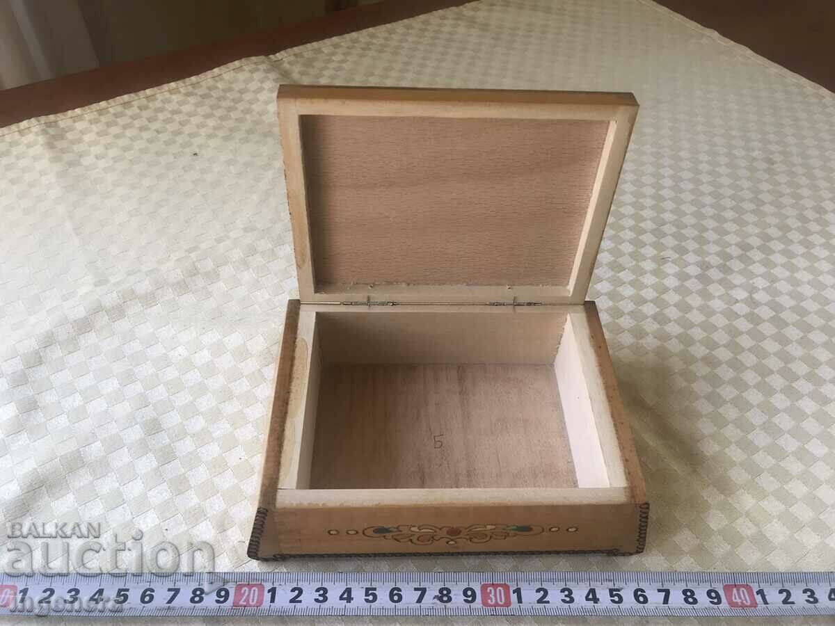 Аукцион КУТИЯ ДЪРВО ПИРОГРАФ РИСУНЪК СТАРИННА ОТ СОЦА МОСТРА Аукцион КУТИЯ ДЪРВО ПИРОГРАФ РИСУНЪК СТАРИННА ОТ СОЦА МОСТРА