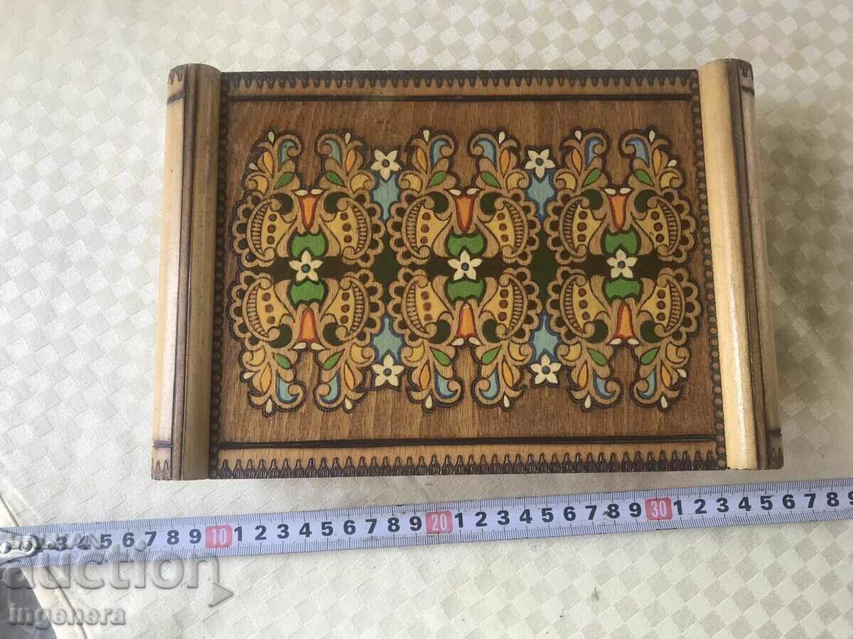 КУТИЯ ДЪРВО ПИРОГРАФ РИСУНЪК СТАРИННА ОТ СОЦА МОСТРА с цена 48.00 лв. | € 24.54 КУТИЯ ДЪРВО ПИРОГРАФ РИСУНЪК СТАРИННА ОТ СОЦА МОСТРА с цена 48.00 лв. | € 24.54