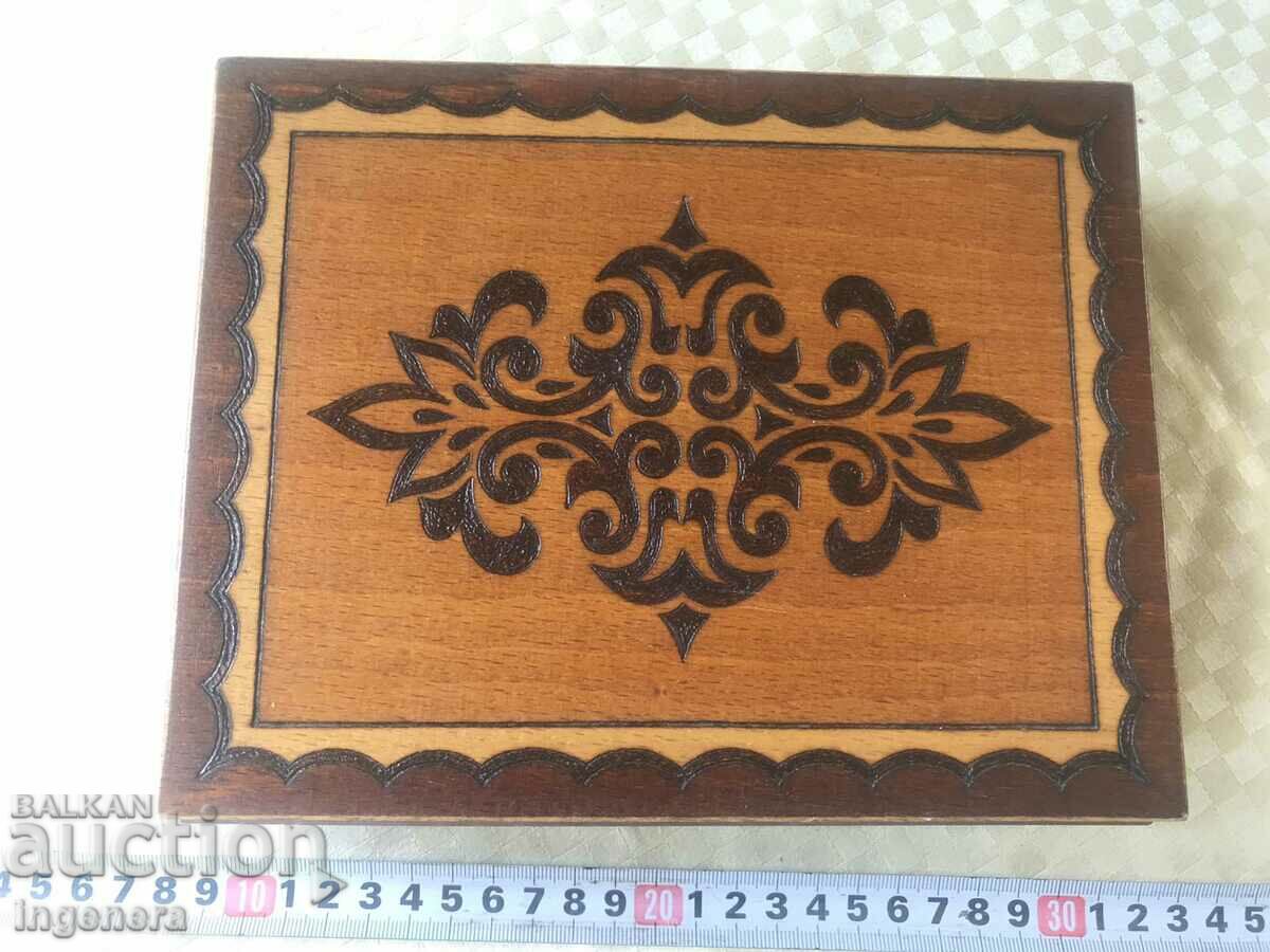 КУТИЯ ДЪРВО ПИРОГРАФ РИСУНЪК СТАРИННА ОТ СОЦА МОСТРА с цена 48.00 лв. | € 24.54 КУТИЯ ДЪРВО ПИРОГРАФ РИСУНЪК СТАРИННА ОТ СОЦА МОСТРА с цена 48.00 лв. | € 24.54