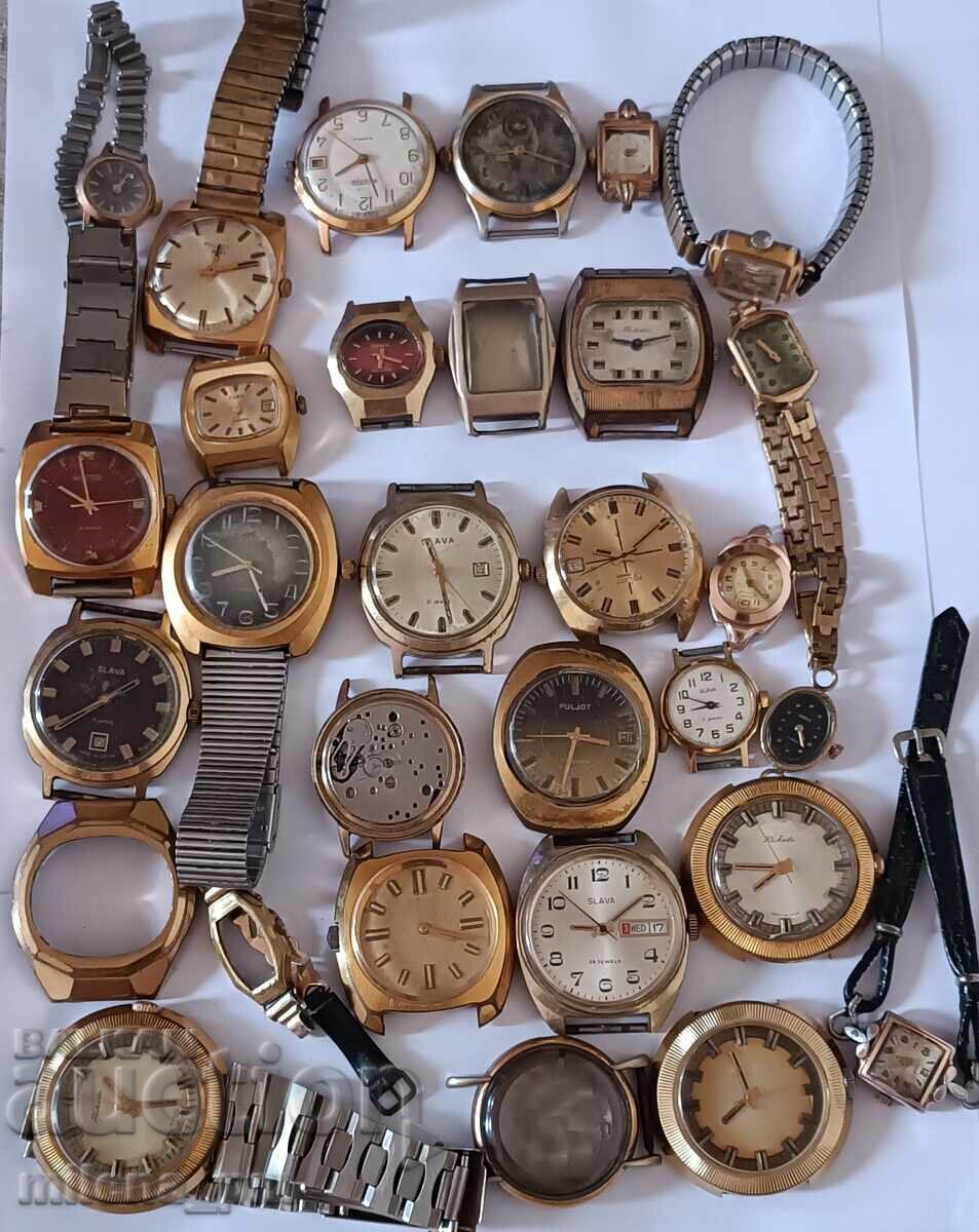 Multe cutii de ceasuri aurite
