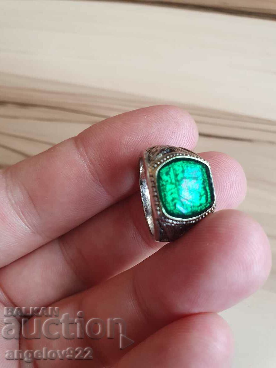 Un frumos inel vintage cu o piatră naturală!