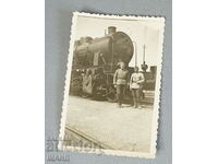 Locomotiva de tren cu uniforma de soldati foto militare veche